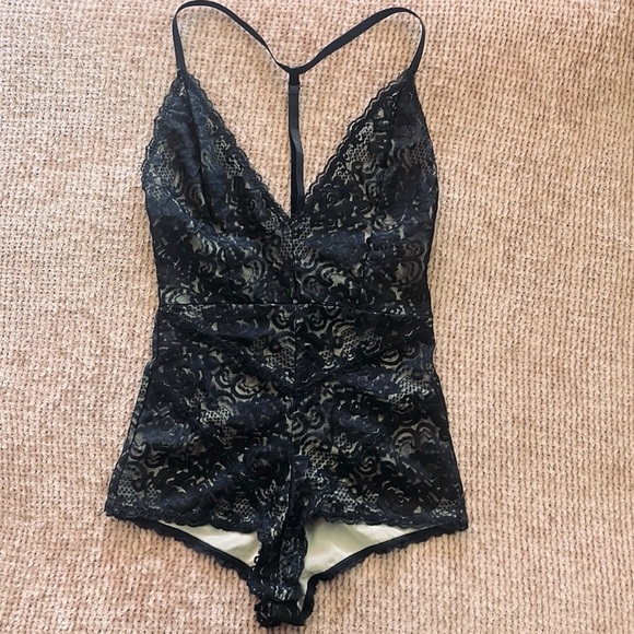 NWOT Lulu's Black Lace Deep V Bodysuit Size XS - Picture 4 of 6